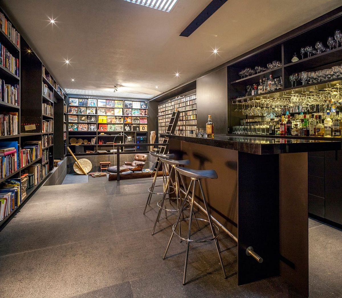 1489544894974811.jpg Art-work-wall-of-books-and-a-home-bar-shape-an-intimate-interior.jpg