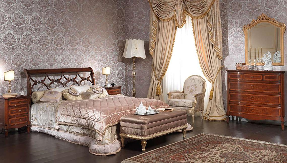 Classic italian 18th century bedroom 边柜